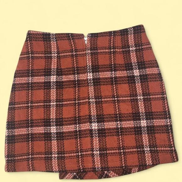 Gianni Bini Plaid Mini Skirt in Red and Black - Picture 5 of 5